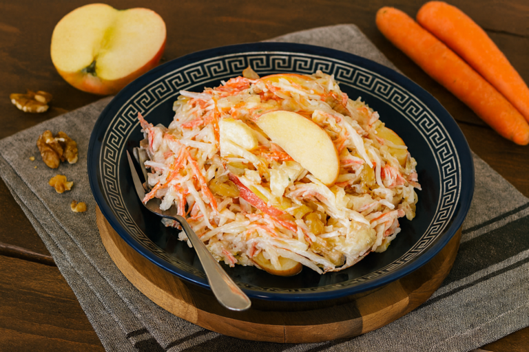 Witte kool salade met appel en wortel