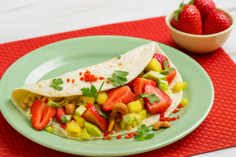 Wraps met fruit, avocado en cashewnoten