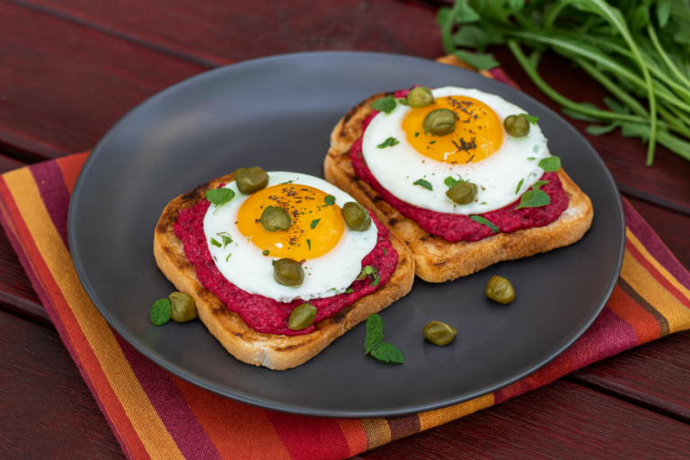 Sandwich rode bietenspread en gepocheerd ei