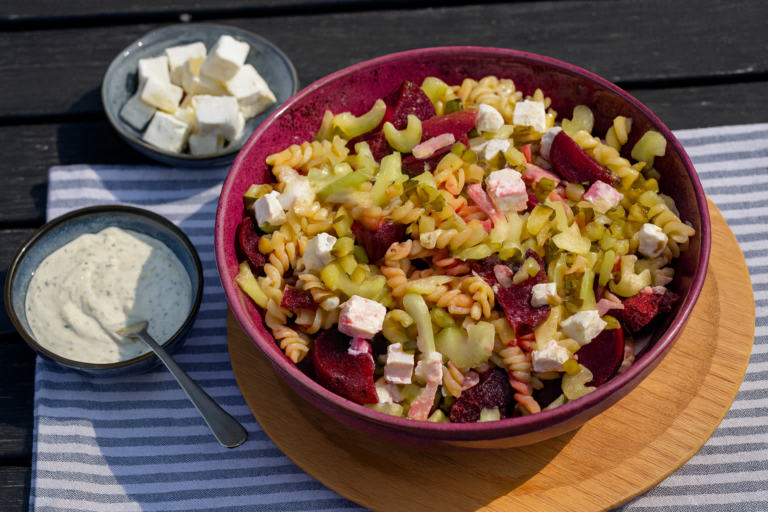 Pas­ta­sa­la­de met biet­jes, au­gurk, dil­le en fe­ta