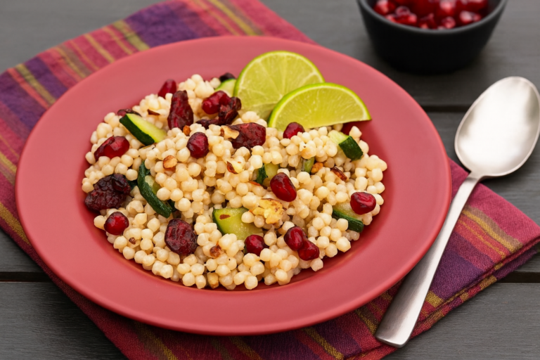 Parelcouscous salade met granaatappel, munt en amandel