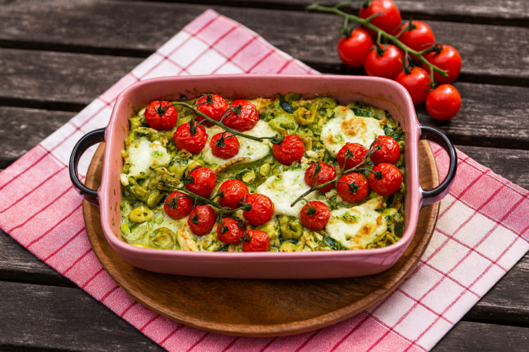 Tortellini ovenschotel met kip, pesto en mozzarella