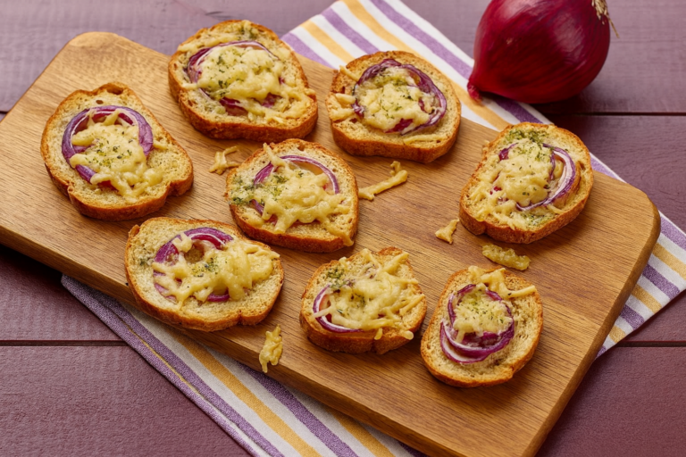 Crostini met rode ui en gesmolten kaas