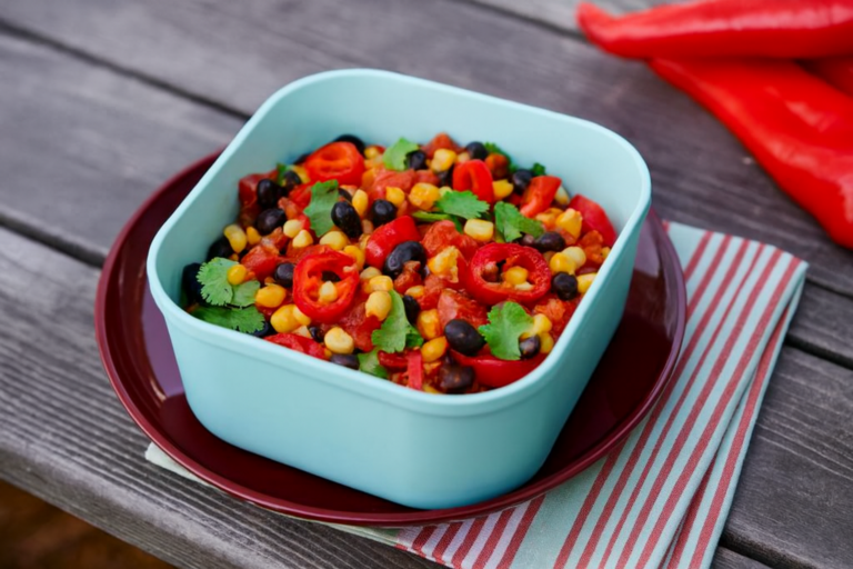 Zwarte bonensalade met maïs en paprika