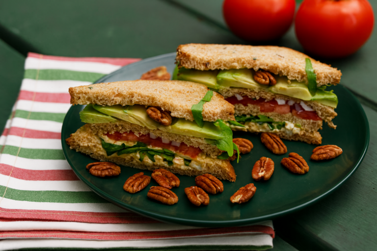 Vega club sandwich met eiersalade, avocado en pecannoten