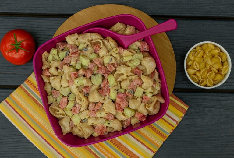 Koude pastasalade met courgette en tomaat
