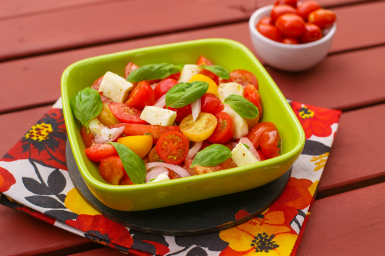 Tomatensalade met mozzarella en basilicum