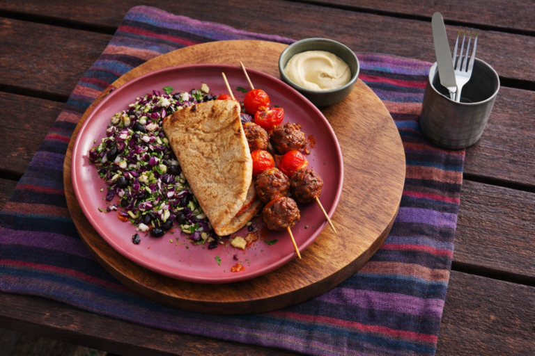 Flatbread met vega spiesjes, bonensalade en hummus