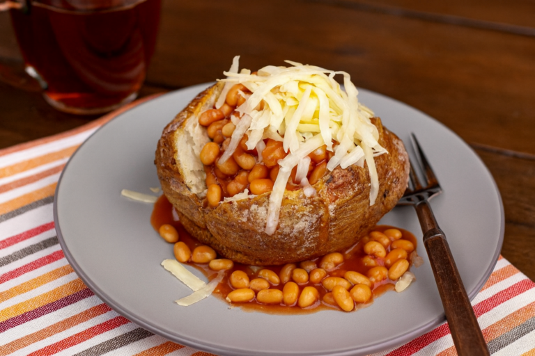 Jacket potatoes met witte bonen in tomatensaus