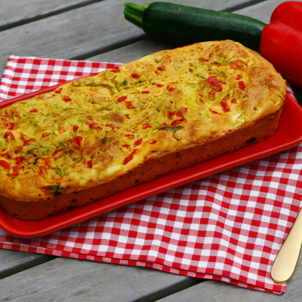 Hartige cake met geitenkaas, courgette en paprika