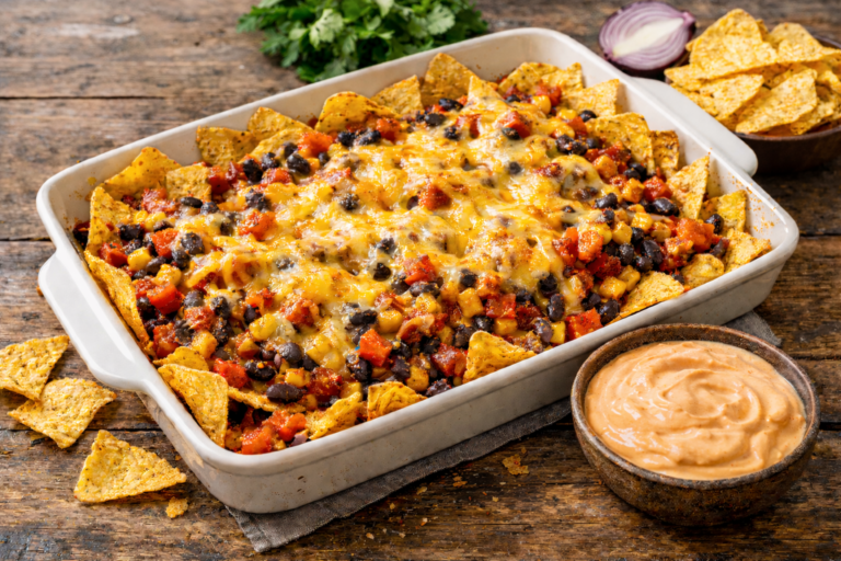 Nachoschotel met zwarte bonen en maïs